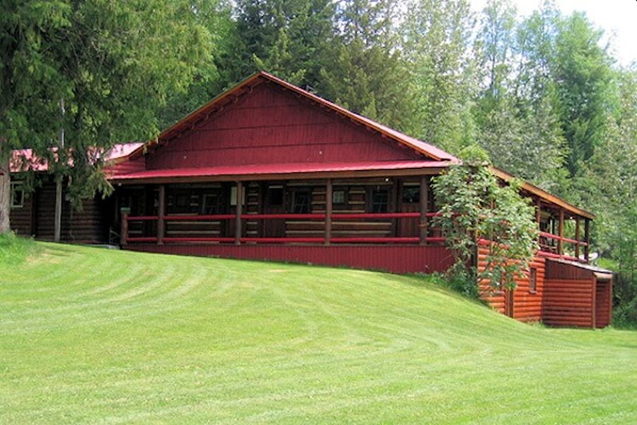 Buiten aanzicht van de Northern Lights Lodge in de Cariboo Mountains in British Columbia in Canada.