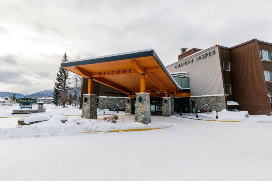 Buitenaanzicht van Chateau Jasper tijdens een wintersportreis naar Canada