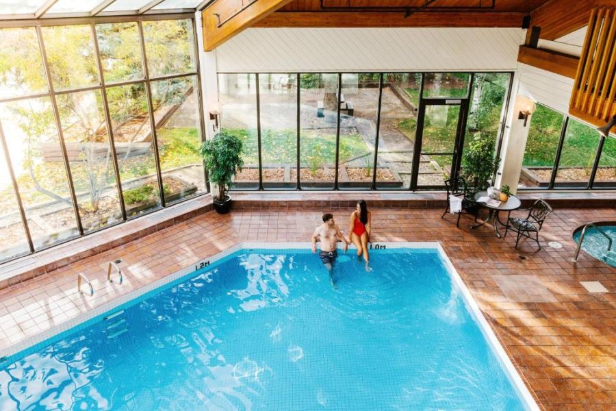 Binnenzwembad bij Chateau Jasper tijdens een winterreis naar Canada