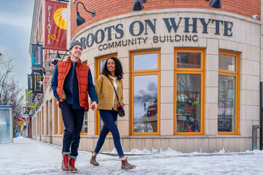 Stel loopt door de buurt Old Strathcona in Edmonton in Canada