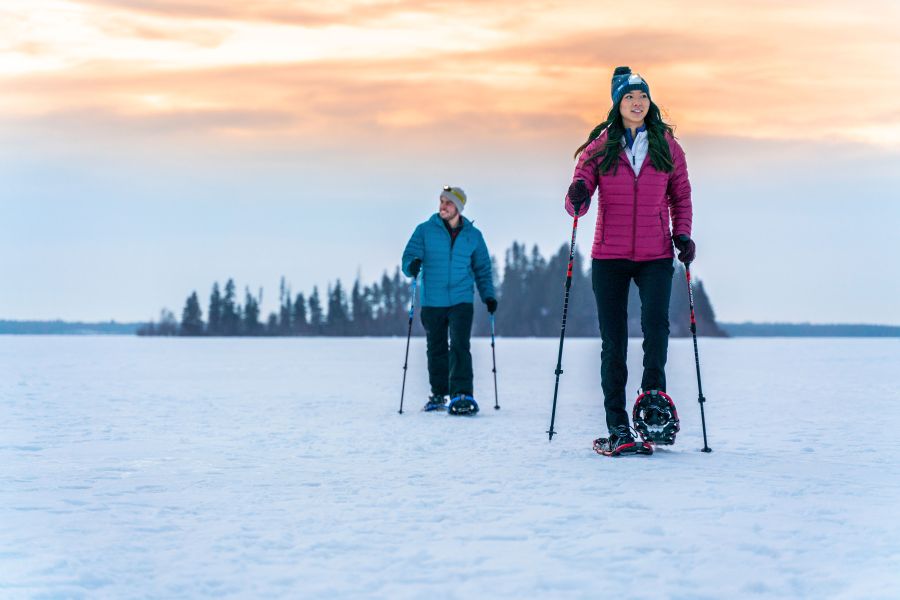 Sneeuwschoenwandelaars in Elk Island National Park in Canada