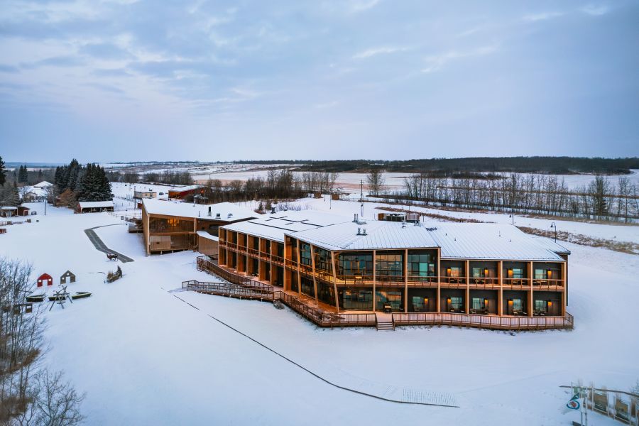Buitenaanzicht van het hoofdgebouw van Métis Crossing in Canada