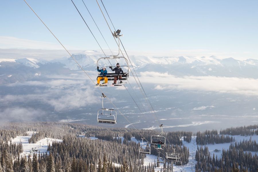 Wintersporters in de skilift bij Marmot Basin in Jasper in Canada