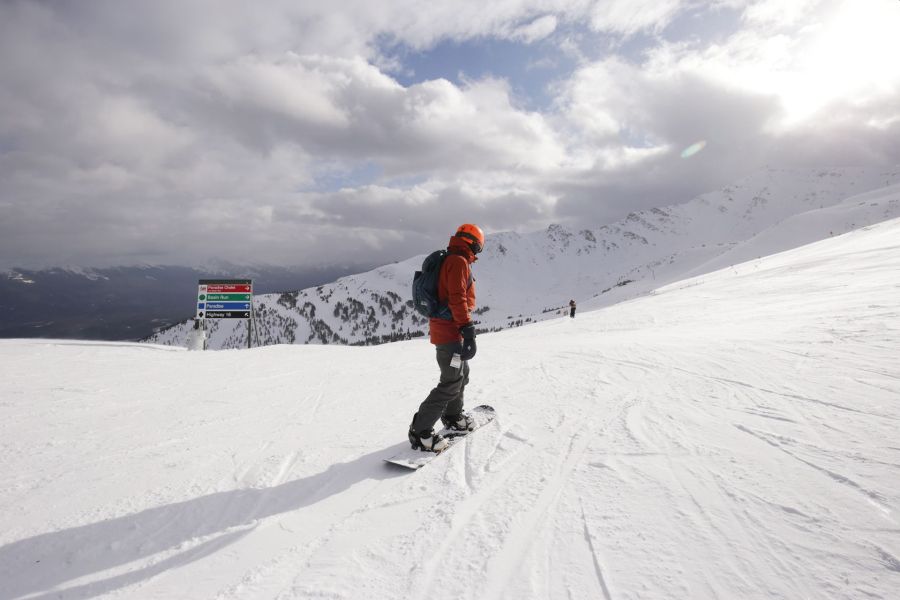 Snowboarder op de pistes van Marmot Basin in Jasper tijdens een wintersportreis naar Canada