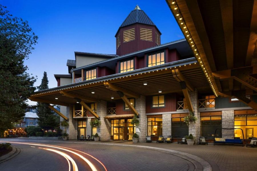 Buitenaanzicht van de ingang van Delta Whistler Suites tijdens een wintersportreis naar Canada