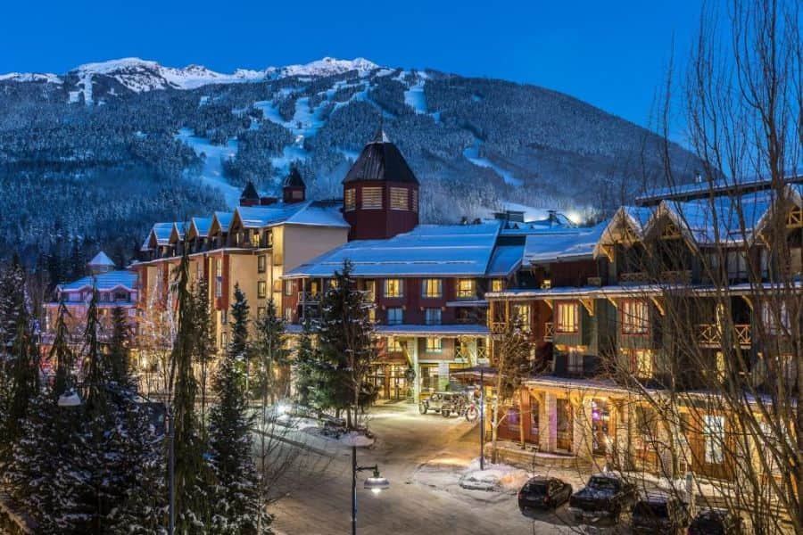 Buitenaanzicht van Delta Whistler Village Suites tijdens een wintersportreis naar Canada