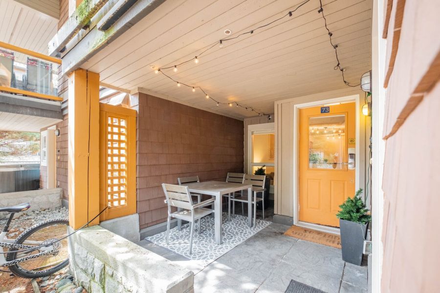 Terras bij Glaciers Reach Appartement nr. 73 tijdens een winterreis naar Canada