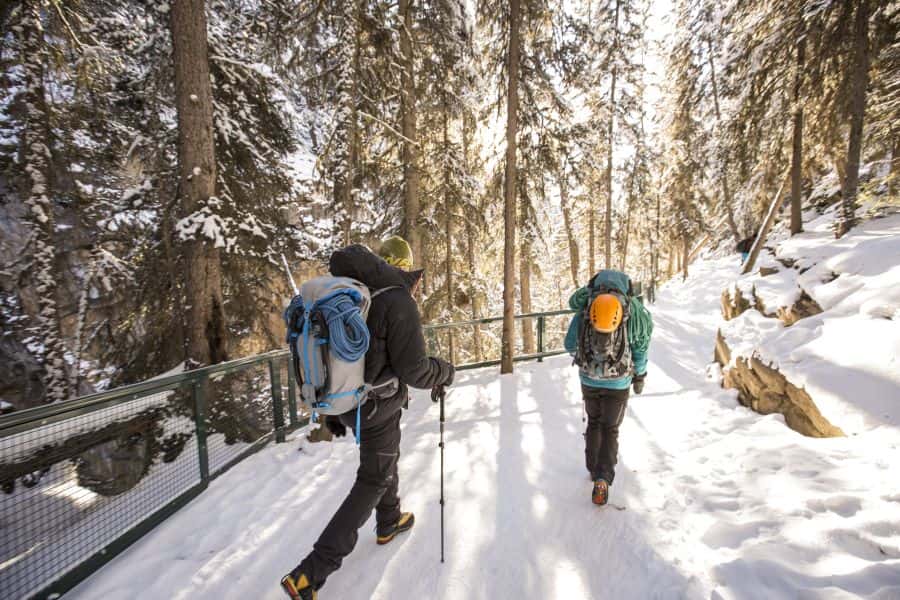 Wandelaars in de winter in Banff Canada