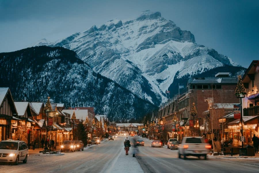 Uitzicht over Banff Avenue in de winter tijdens een wintersport reis naar Canada
