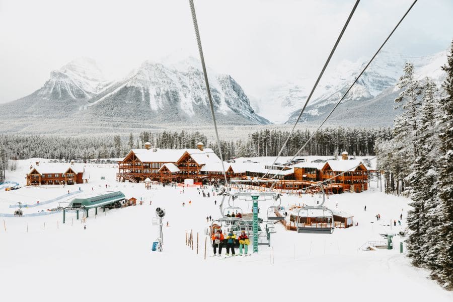 Uitzicht over Lake Louise Skiresort tijdens een wintersportreis naar Canada