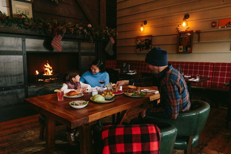 Familie bij Park Distillery Restaurant in Banff tijdens een winterreis naar Canada