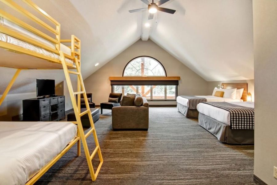 Een loft kamer bij Canalta Lodge in Banff tijdens een wintersportreis naar Canada