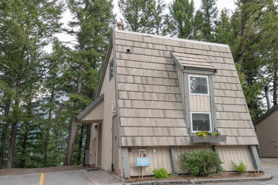 Buitenaanzicht van een Mountain Cabin bij Tunnel Mountain Resort tijdens wintersportreis naar Canada