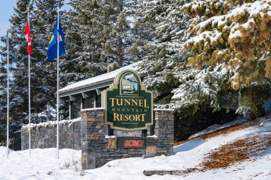 Buitenaanzicht van de ingang van Tunnel Mountain Resort in Banff in Canada