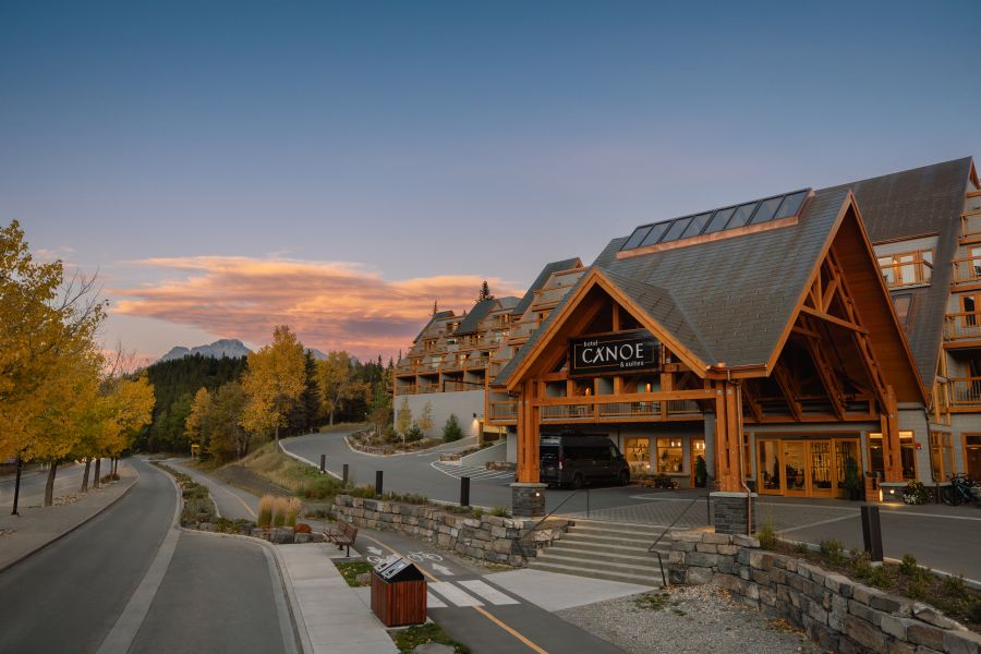 Buitenaanzicht van Hotel Canoe & Suites aan Banff Avenue in Canada