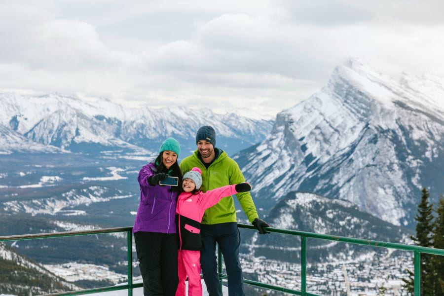 Familie bij Mount Norquay Lookout in Banff National Park tijdens een wintersportreis naar Canada