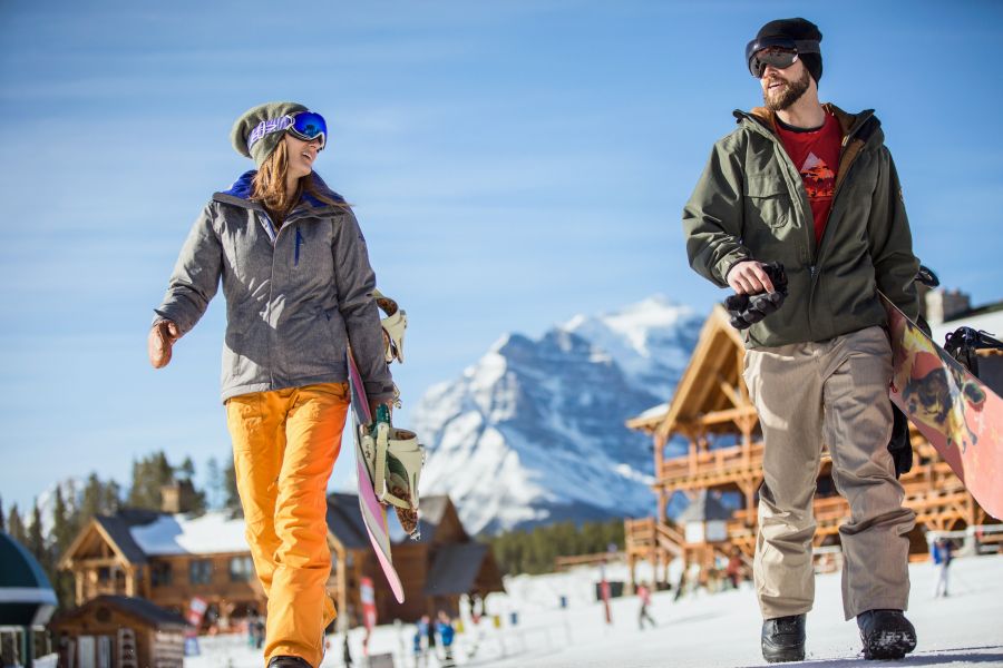 Wintersporters bij Lake Louise skiresort in Canada