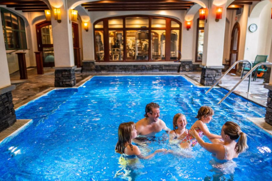 Zwembad van Post Hotel & Spa in Lake Louise tijdens een wintersportreis naar Canada