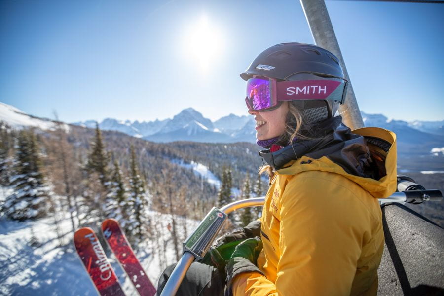 Wintersporter in de skilift bij Lake Louise ski resort tijdens een wintersportreis naar Canada