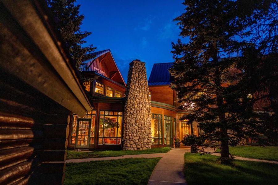Buitenaanzicht van Post Hotel & Spa in Lake Louise tijdens een wintersportreis naar Canada