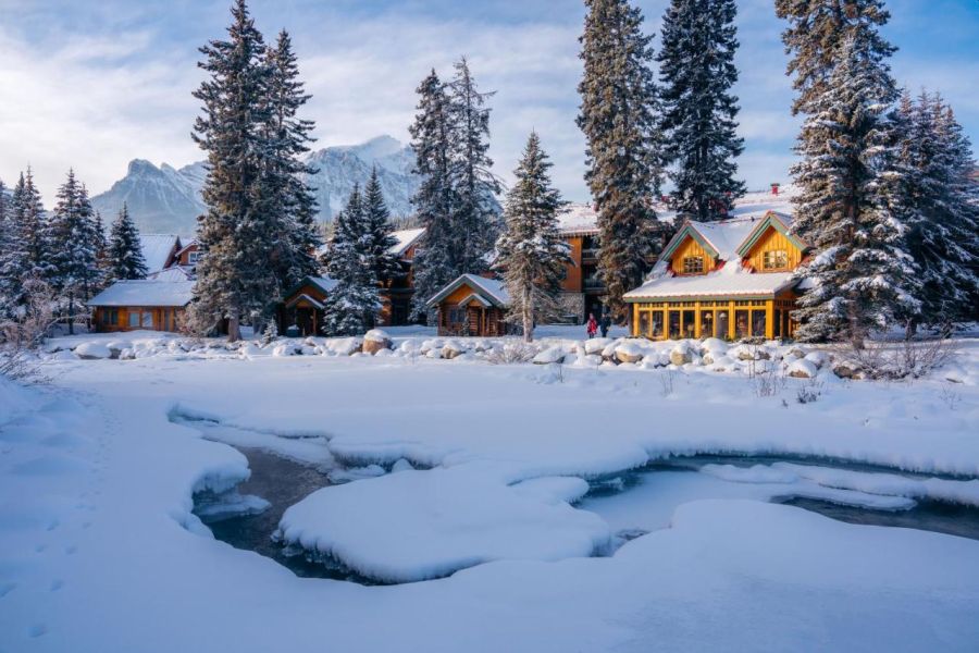 Buitenaanzicht in de sneeuw van Post Hotel & Spa in Lake Louise tijdens een wintersportreis naar Canada