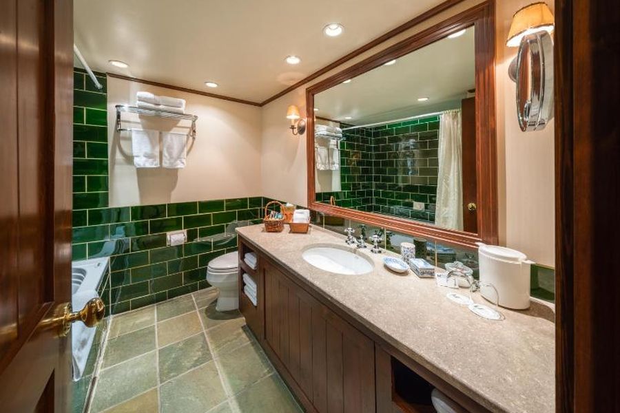 Badkamer van Post Hotel & Spa in Lake Louise tijdens een wintersportreis naar Canada