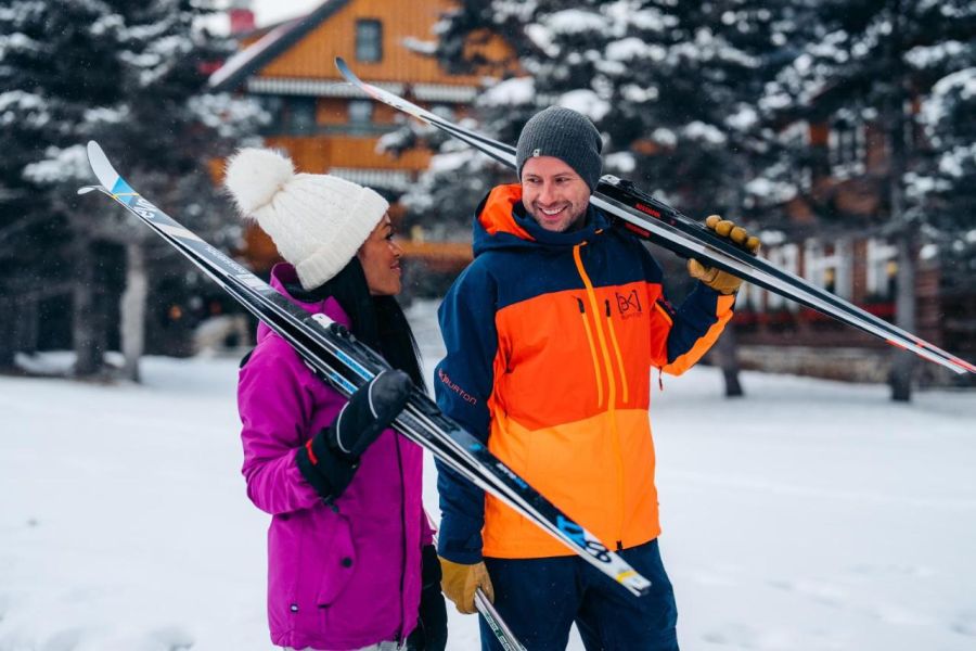 Wintersporters buiten Post Hotel & Spa in Lake Louise tijdens een wintersportreis naar Canada