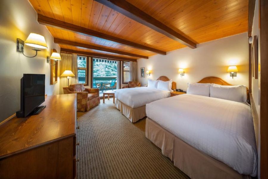 Standaard kamer met twee queens van Post Hotel & Spa in Lake Louise tijdens een wintersportreis naar Canada