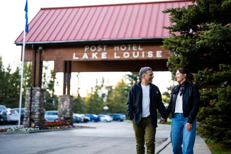 Ingang van Post Hotel & Spa in Lake Louise tijdens een wintersportreis naar Canada