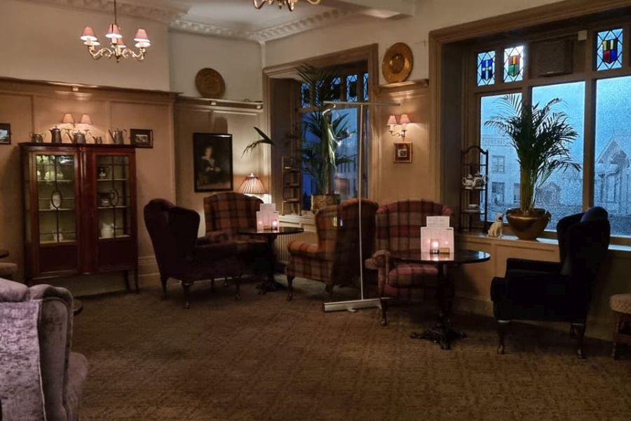 Het zitgedeelte in het Causeway Hotel in Bushmills met uitzicht naar buiten