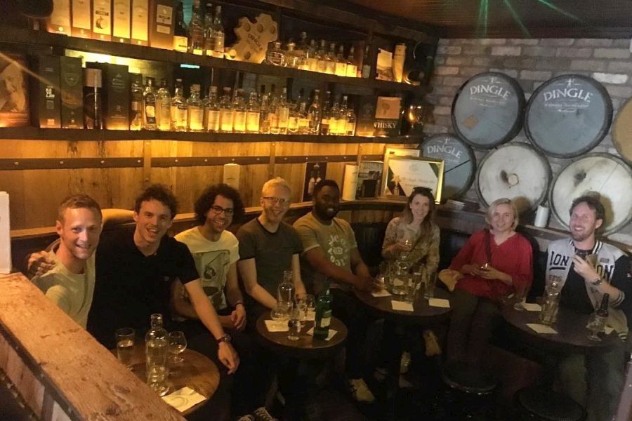 Een groep die een whiskeyproeverij doet in Noord-Ierland