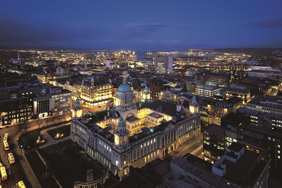 Een hoogteshot van Belfast in de avond