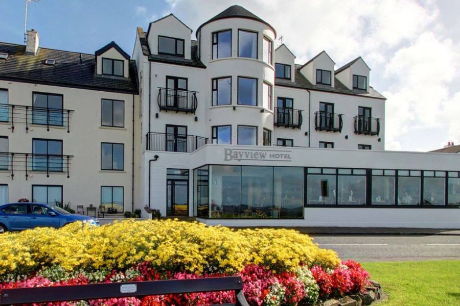 Voorkant van het Bayview Hotel Bushmills