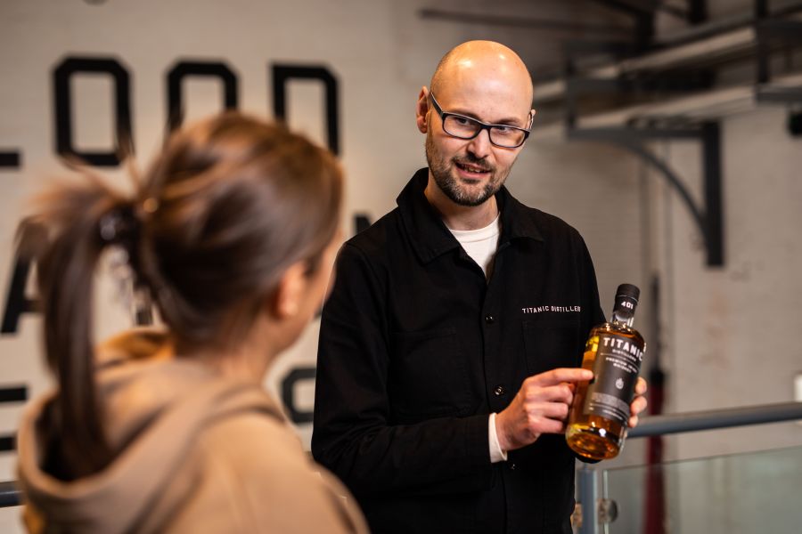 De gids van het Titanic distillers tijdens een tour