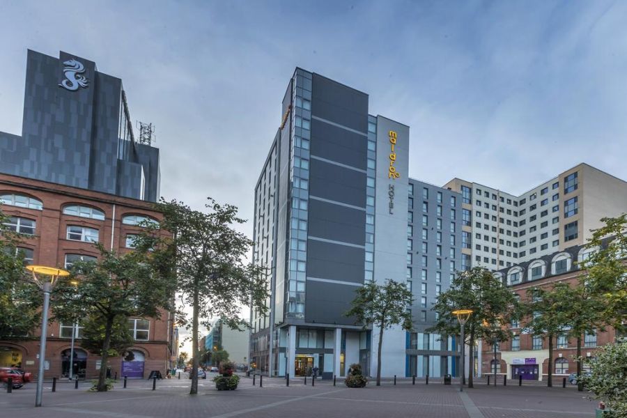 De voorkant van het Maldron Hotel Belfast