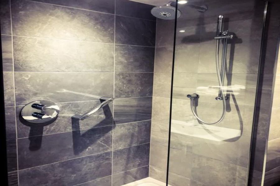 De badkamer met douche in het Maldron Hotel Belfast