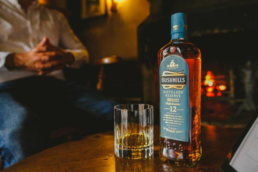 Bushmills whiskey op een tafel met glas