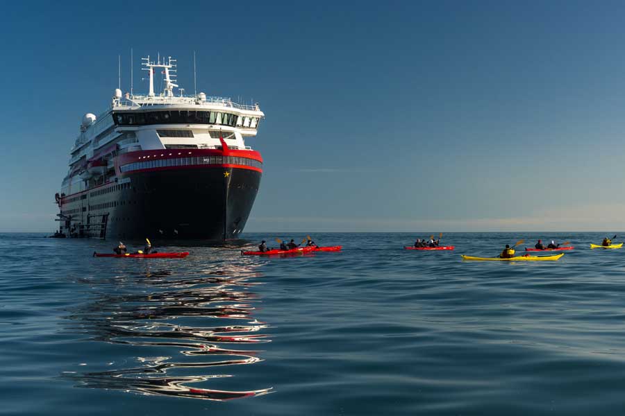 MS Roald Amundsen in de Noordwest Passage