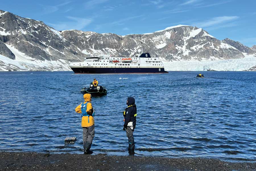 MS Spitsbergen in de Monaco Gletsjer