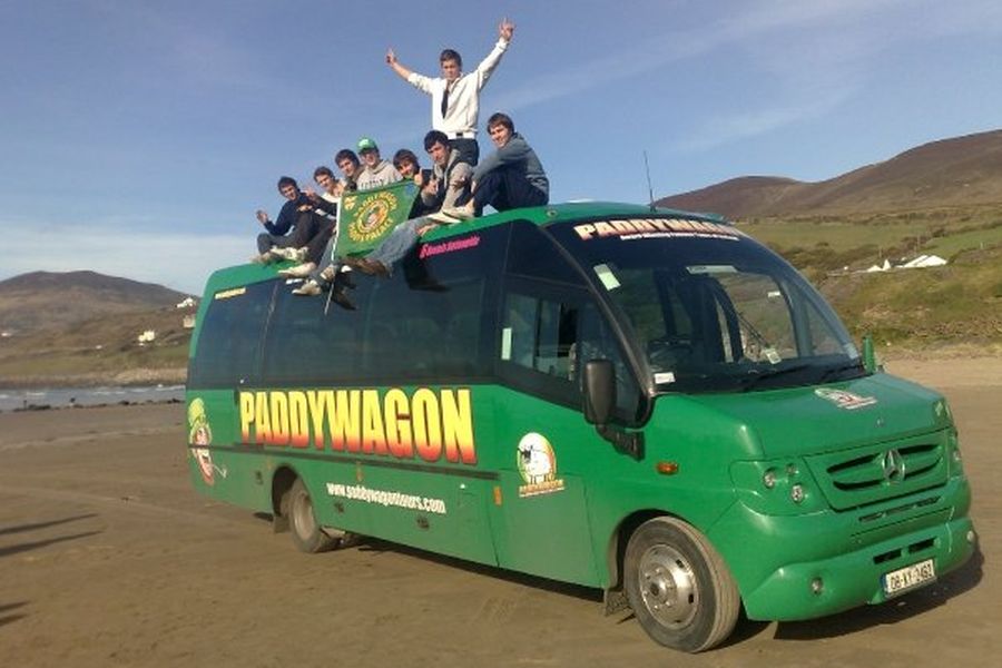 Paddywagon bus op strand, budgetreis per bus Ierland