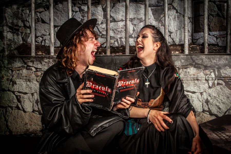 Twee acteurs lachen om een Dracula boek