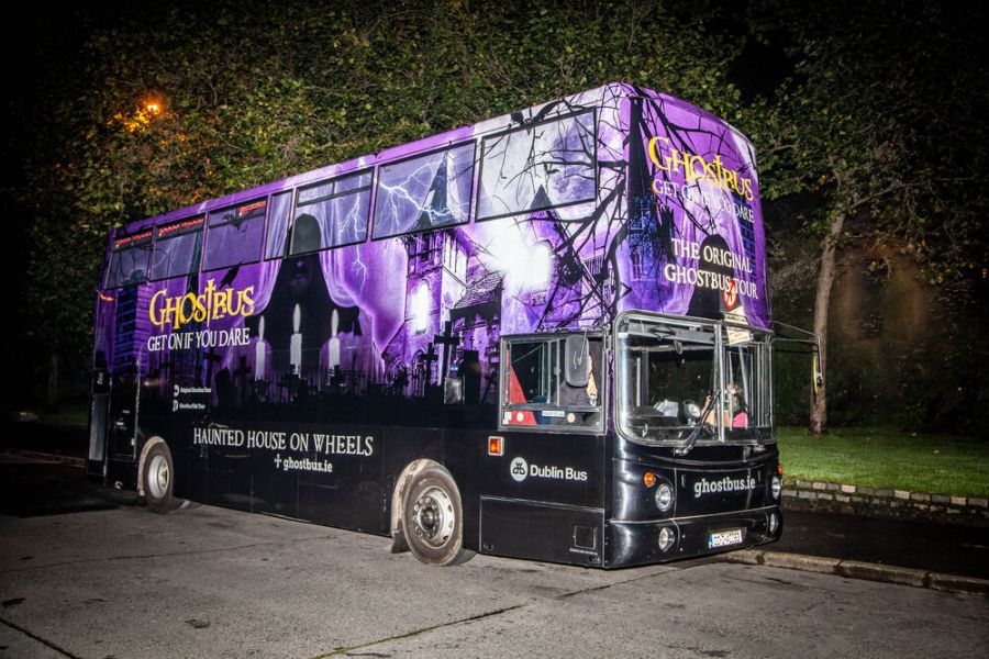 De Ghostbus Tour bus in het donker