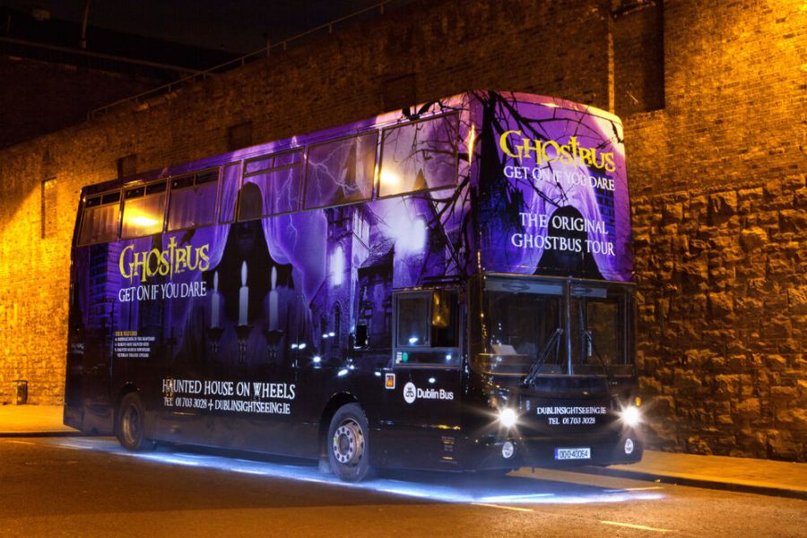 De Ghostbus Tour bus met verlichting aan