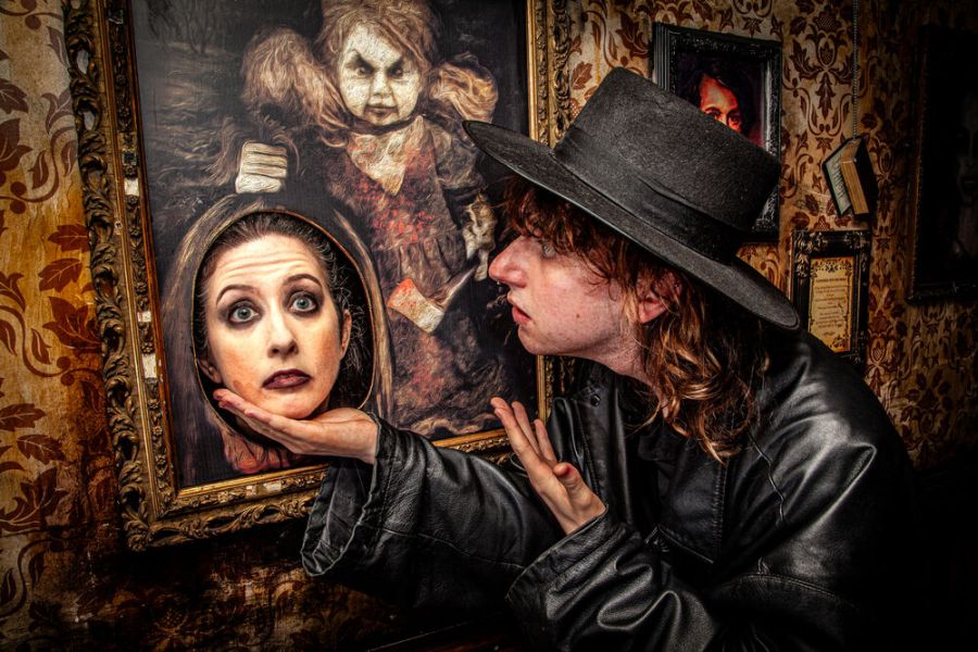 Twee acteurs van de Ghostbus Tour Dublin poseren voor een schilderij