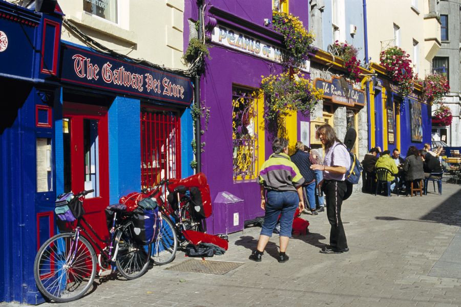 Fietsers voor een pub in Galway