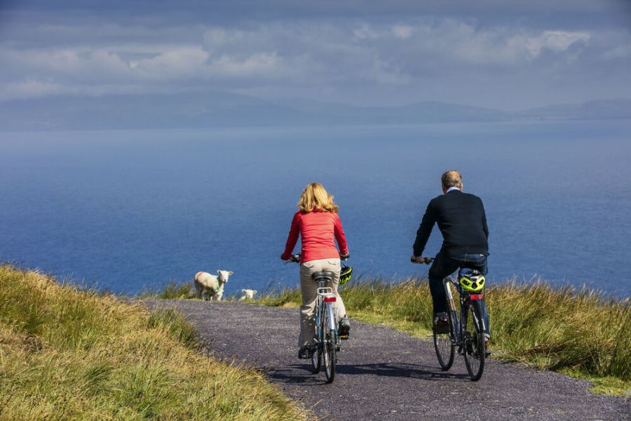 Fietsers over een fietspad langs de kust