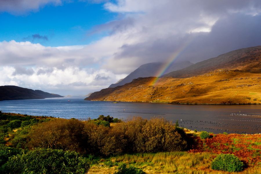 Een regenboog bij het gebergte in Connemara