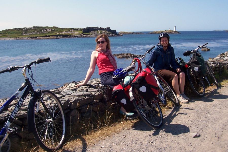 Fietsers rustend bij de kust van het Connemara gebied