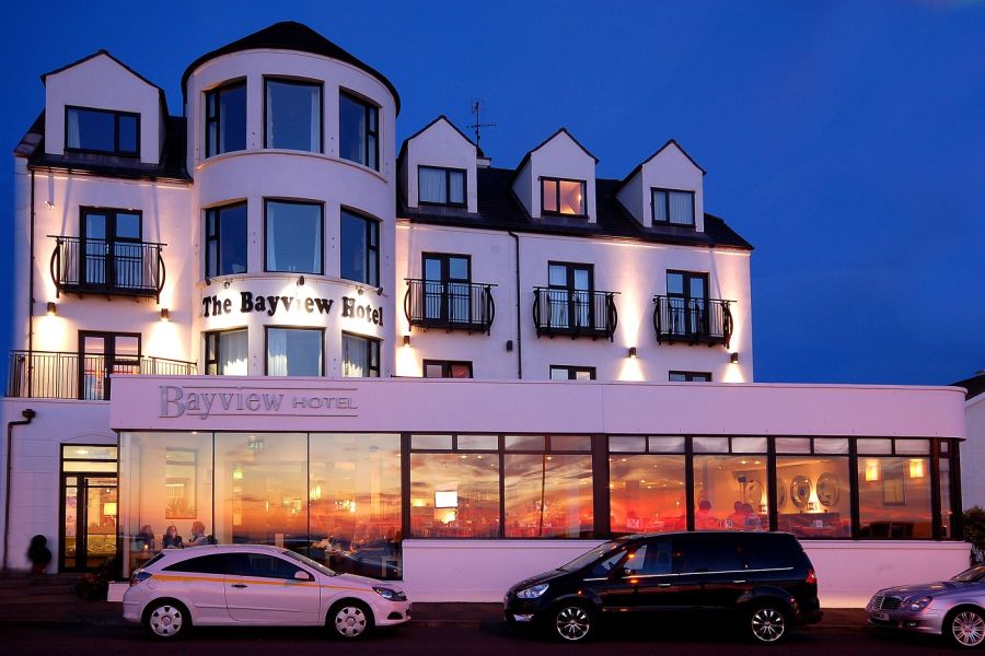 Voorkant van het Bayview Hotel in Bushmills tijdens de avond