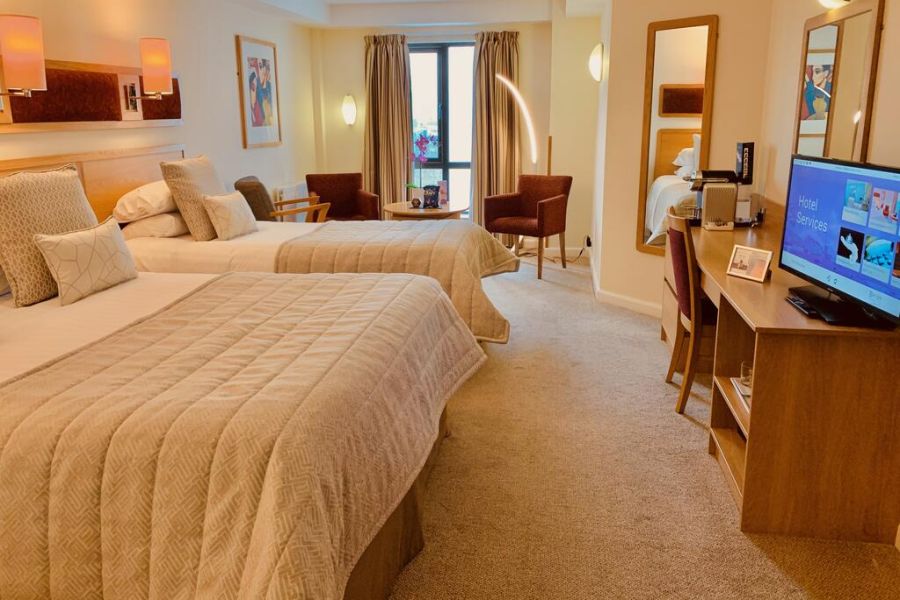 Een driepersoonskamer in het Bayview Hotel in Bushmills